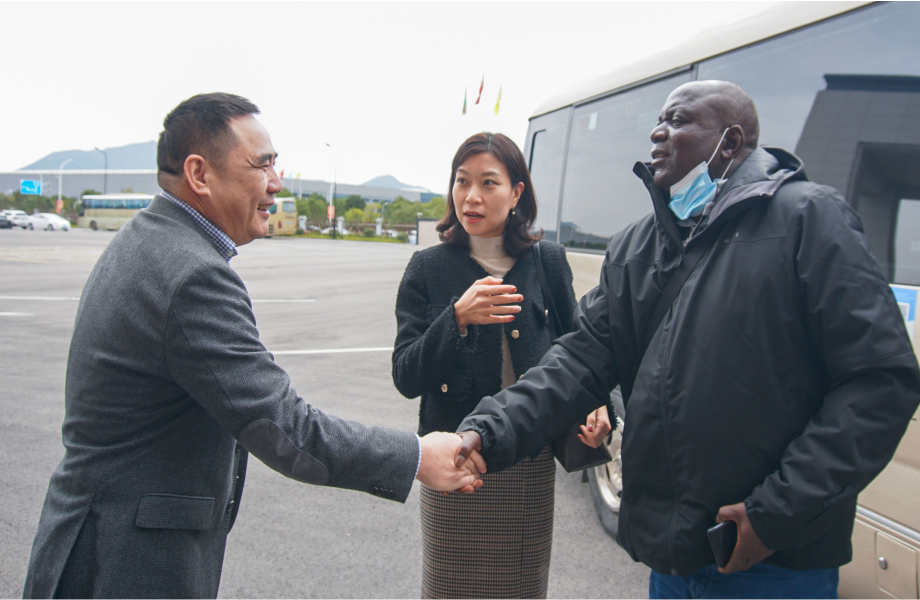 戴維醫(yī)療_贊比亞國家衛(wèi)生部代表團蒞臨戴維醫(yī)療，共商合作新機遇！
